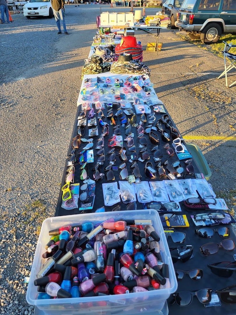 Happy's Outdoor Flea market