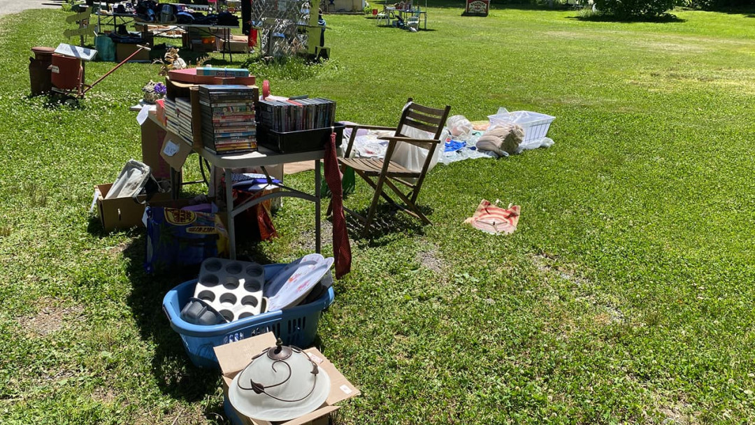 SANDY'S FLEA MARKET
