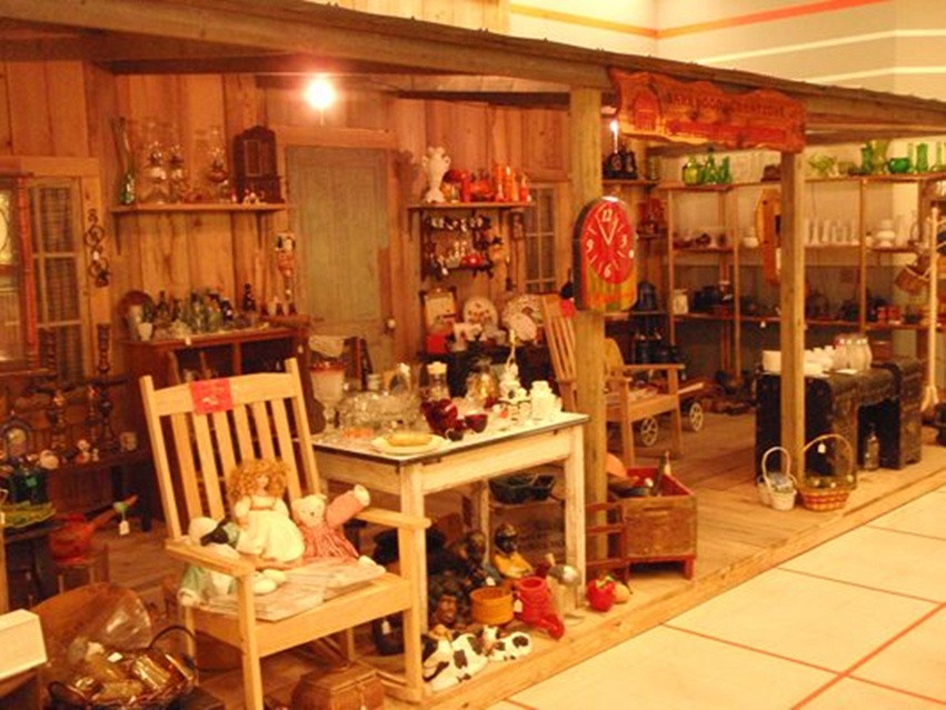 Junebugg's Flea &amp; Antique Mall