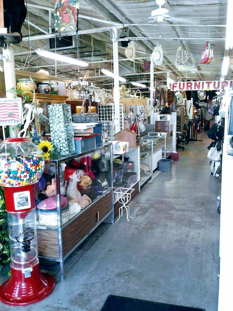 Nellie &amp; Sue's Flea Market