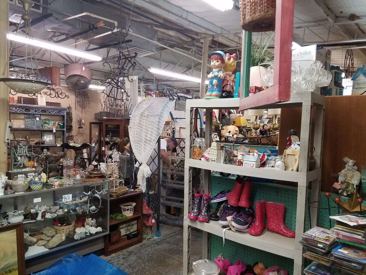 Nellie &amp; Sue's Flea Market