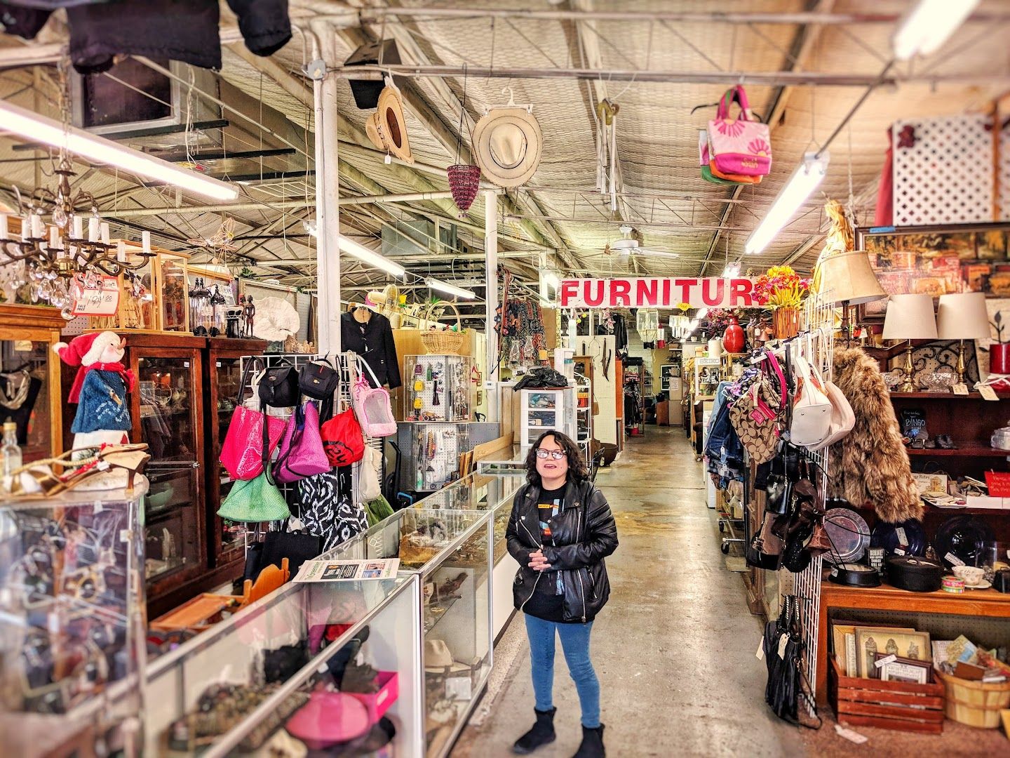 Nellie &amp; Sue's Flea Market