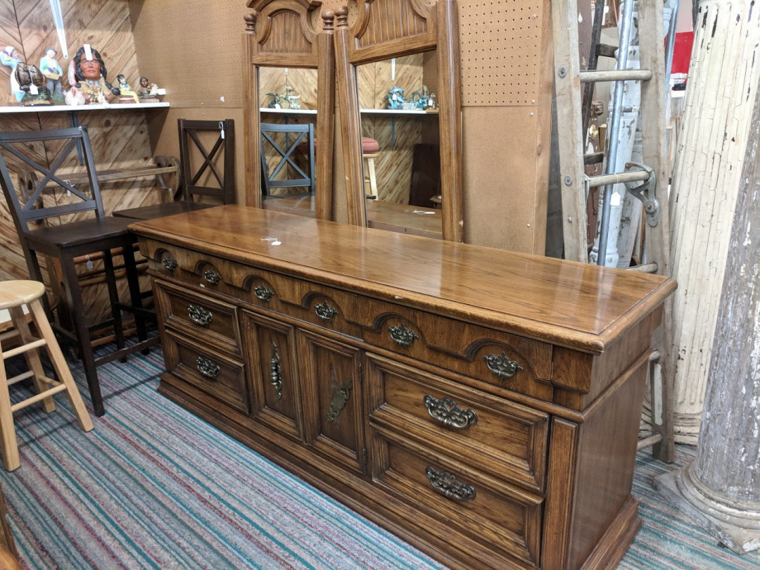 Past Time Antiques and Flea Market