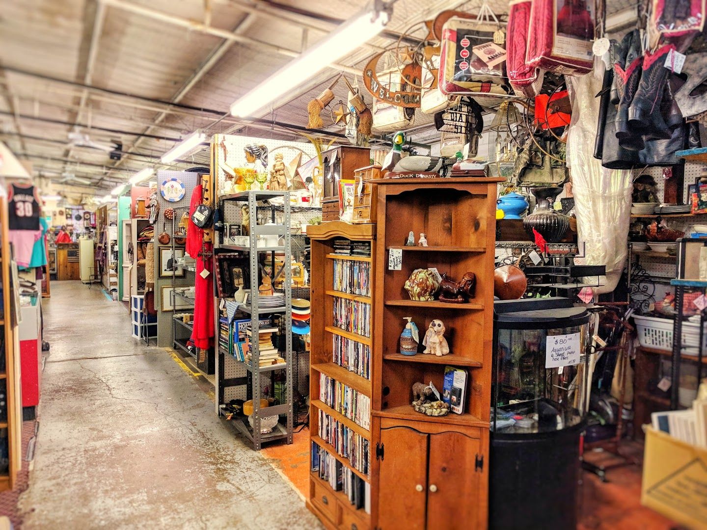 Nellie &amp; Sue's Flea Market