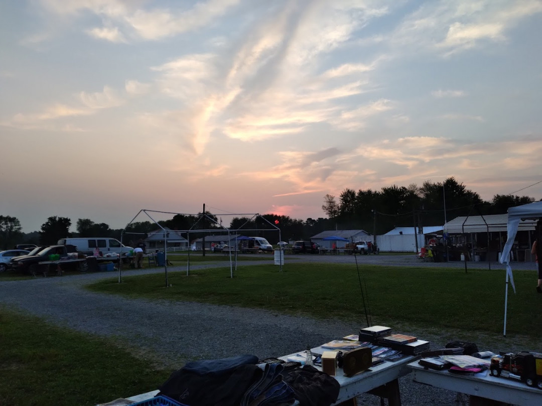 Luke's Town &amp; Country Flea Market