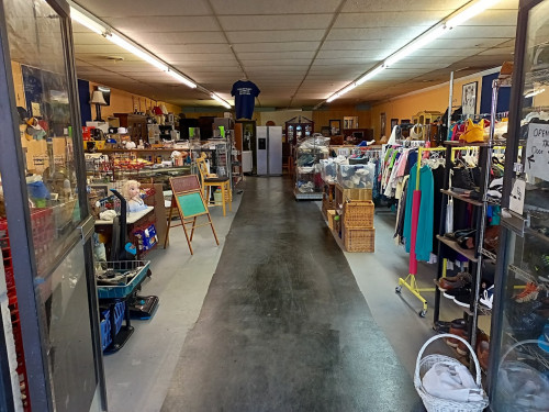 Everette Family flea mkt thrift store